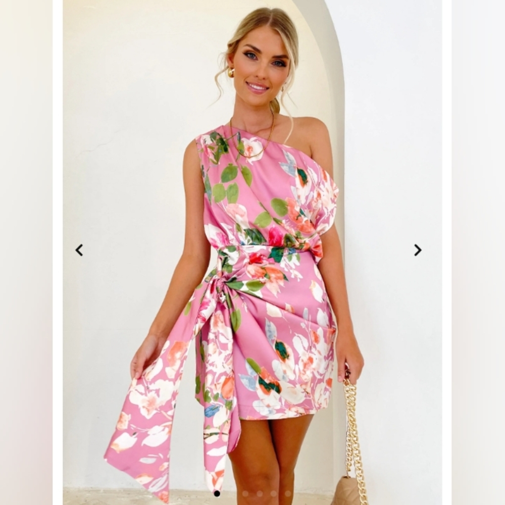 New Boutique Floral Off Shoulder Mini Gigi & Ella Hampson Pink Floral Dress